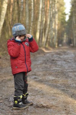 Çocuk, ormandaki çocuk. Temiz havada eğlenmek. Orman yolunda bir yürüyüş..