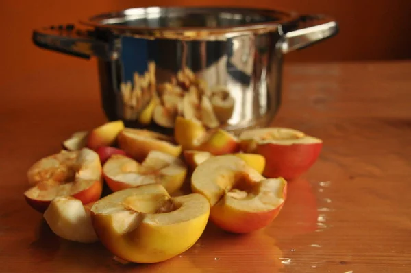 Szeletelt Alma Kompót Pot Előkészítése Egy Ital — Stock Fotó