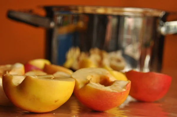 Dilimlenmiş elma kompostosu. Pot bir içecek hazırlama.