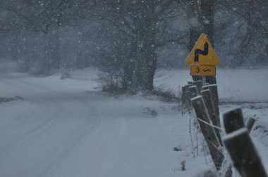 Yol işaretleri, viraj iz. Yoldayım. Tarafından kayma