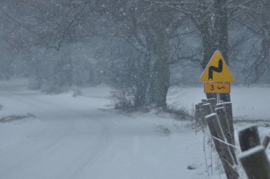 Yol işaretleri, viraj iz. Yoldayım. Tarafından kayma