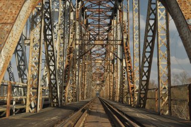 Demiryolu Köprüsü. Tevrat, çelik konstrüksiyon. Nehir geçiş.