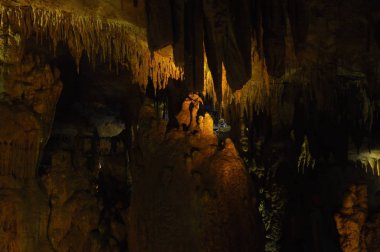 Prometheus mağara. Gürcistan. Sarkıt ve dikitler vurgulu renkler.