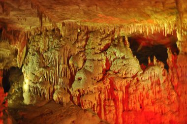 Prometheus mağara. Gürcistan. Sarkıt ve dikitler vurgulu renkler.
