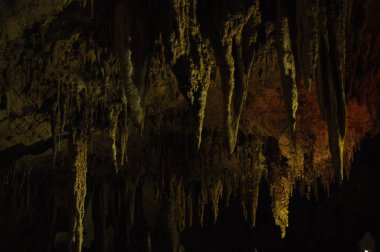 Prometheus mağara. Gürcistan. Sarkıt ve dikitler vurgulu renkler.