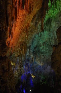 Prometheus mağara. Gürcistan. Sarkıt ve dikitler vurgulu renkler.