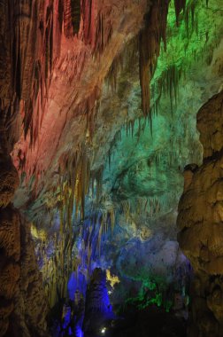 Prometheus mağara. Gürcistan. Sarkıt ve dikitler vurgulu renkler.