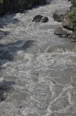 Inguri Nehri. Gürcistan. Nehir güçlü geçerli ve yüksek düzeyi.