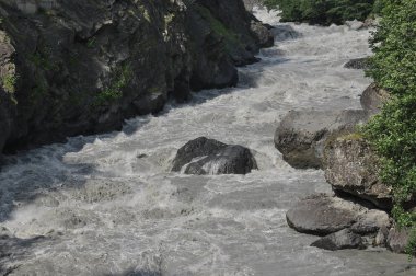Inguri Nehri. Gürcistan. Nehir güçlü geçerli ve yüksek düzeyi.
