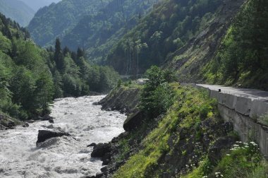 Inguri Nehri. Gürcistan. Nehir güçlü geçerli ve yüksek düzeyi.