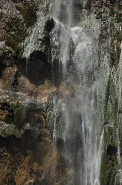 Yüksek şelale, gölün içine kayaların üzerinden akan su. Milli Park Plitvice Gölleri. Hırvatistan'da turizm.