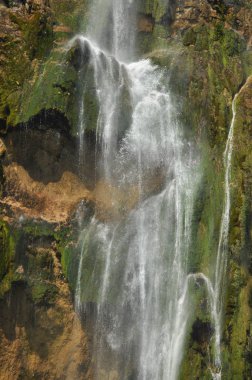 Yüksek şelale, gölün içine kayaların üzerinden akan su. Milli Park Plitvice Gölleri. Hırvatistan'da turizm.