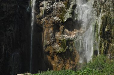 Yüksek şelale, gölün içine kayaların üzerinden akan su. Milli Park Plitvice Gölleri. Hırvatistan'da turizm.