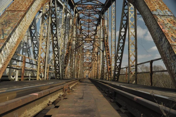 Demiryolu Köprüsü. Tevrat, çelik konstrüksiyon. Nehir geçiş.