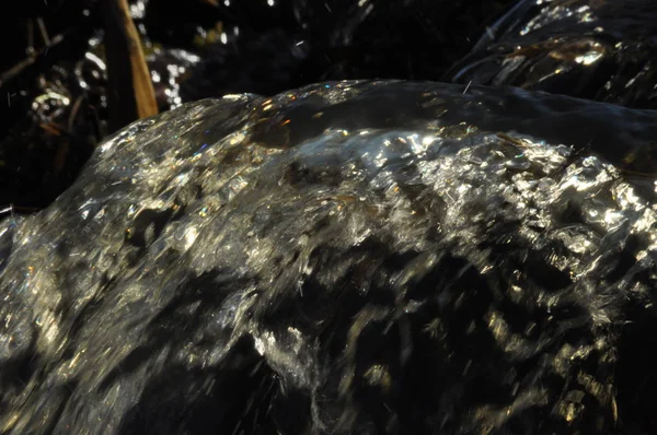 Strömung Schnell Fließender Bach Sauberes Reines Wasser Aus Einem Wasserfall — Stockfoto