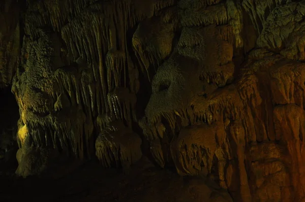 Jaskini Prometeusza Gruzja Stalaktyty Stalagmity Wyróżnione Kolorami — Zdjęcie stockowe