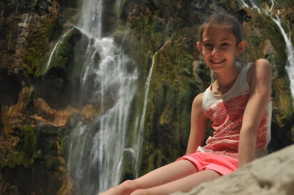 Alta Cachoeira Água Que Flui Das Rochas Para Lago Parque — Fotografia de Stock