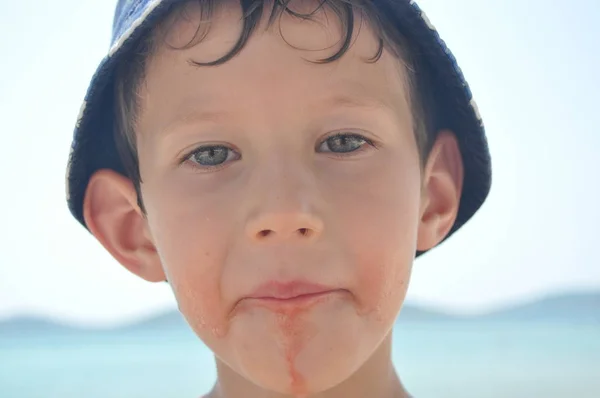 Ragazzo Con Cappello Seduto Succoso Anguria Frutta Esotica Vacanza — Foto Stock