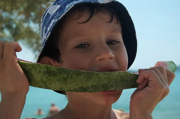 Ragazzo Con Cappello Seduto Succoso Anguria Frutta Esotica Vacanza — Foto Stock