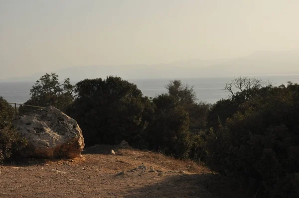 Kıbrıs'ta Akamas Milli Parkı. Mavi lagün ve kristal berraklığında su dağlardan görüntülemek