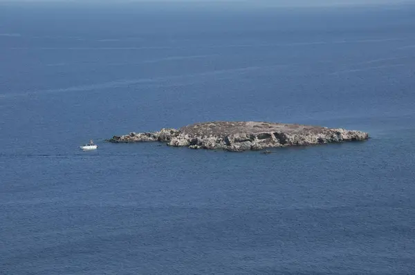Morze Śródziemne Parku Narodowego Akamas Widok Skał Wyspie Łodzi — Zdjęcie stockowe