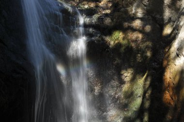 Millomeris, Kıbrıs'ta dağlarda şelale, gökkuşağı