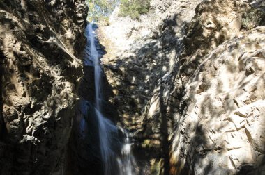 Millomeris, Kıbrıs'ta dağlarda şelale, gökkuşağı