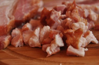 Domuz pastırması. Ham, Füme domuz eti. Bileşen yemekleri.