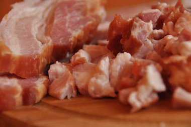 Domuz pastırması. Ham, Füme domuz eti. Bileşen yemekleri.