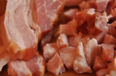 Domuz pastırması. Ham, Füme domuz eti. Bileşen yemekleri.