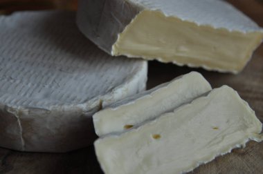 Tahtaya peyniri dilimlenir. Yumuşak ve kabarık.