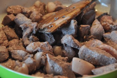 Afelia. Aromatik baharatlar Marine ve komposto domuz Kıbrıs ulusal çanak.