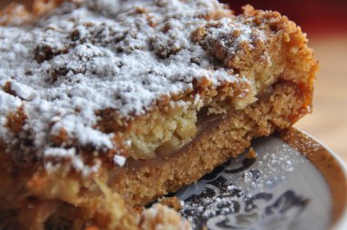 Elmalı turta ile krema şeker mutfak masasında tozunu.