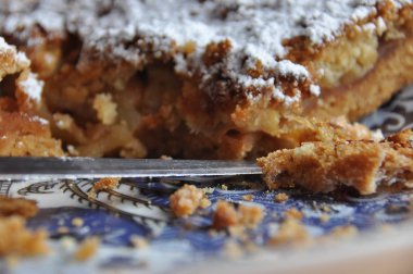 Elmalı turta ile krema şeker mutfak masasında tozunu.