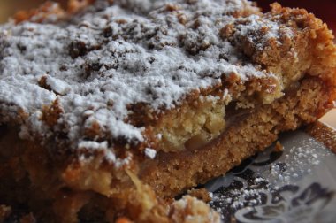 Elmalı turta ile krema şeker mutfak masasında tozunu.