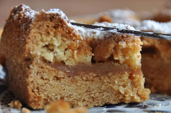 Apfelkuchen Mit Puderzucker Bestäubt Auf Dem Küchentisch — Stockfoto