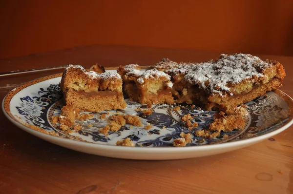 Apfelkuchen Mit Puderzucker Bestäubt Auf Dem Küchentisch — Stockfoto