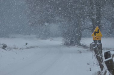Yol işaretleri, viraj iz. Yoldayım. Tarafından kayma