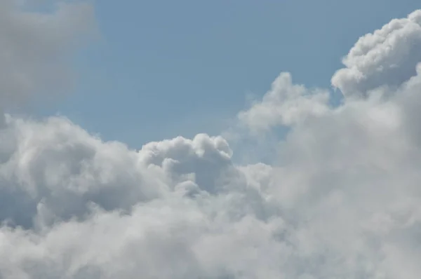 Geschwollene Wolken Vor Blauem Himmel Schönes Sonniges Wetter — Stockfoto