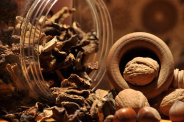 Kapsayıcıdan dökülmesini kurutulmuş mantar. Gıda katkı maddeleri. Orman meyveleri. Sonbaharda hasat.