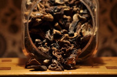 Kapsayıcıdan dökülmesini kurutulmuş mantar. Gıda katkı maddeleri. Orman meyveleri. Sonbaharda hasat.