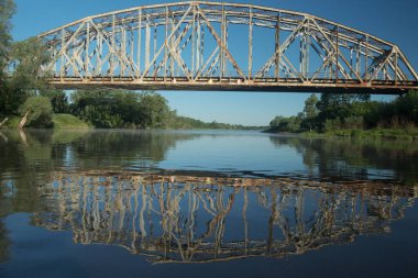 Demiryolu Köprüsü Nehri. Hata Vadisi. Nehir metal yapısı görünümü.