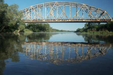 Demiryolu Köprüsü Nehri. Hata Vadisi. Nehir metal yapısı görünümü.