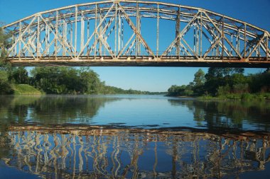 Demiryolu Köprüsü Nehri. Hata Vadisi. Nehir metal yapısı görünümü.