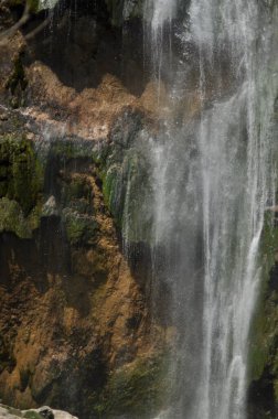 Yüksek şelale, gölün içine kayaların üzerinden akan su. Milli Park Plitvice Gölleri. Hırvatistan'da turizm.