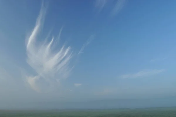 Gökyüzü Şafak Gün Doğumu Çayır Üzerindeki Bulutlar — Stok fotoğraf