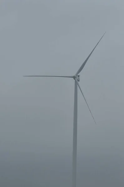 Ανεμόμυλος Στο Γήπεδο Παραγωγή Ενέργειας Από Τον Άνεμο Ανανεώσιμες Πηγές — Φωτογραφία Αρχείου