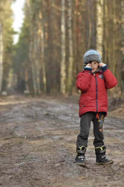 Rapaz Criança Floresta Diversão Livre Passeio Longo Caminho Florestal — Fotografia de Stock