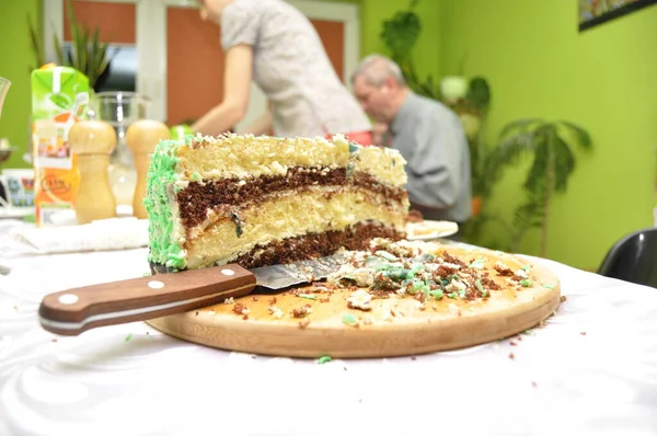 Doğum günü pastası. Aile toplantısı, kutlama. Hamur işleri ve tatlılar.