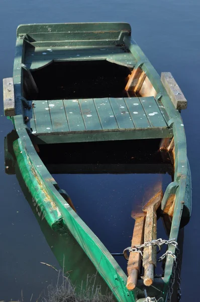 Barco Remos Amarrado Orilla Primavera Río Flotante —  Fotos de Stock